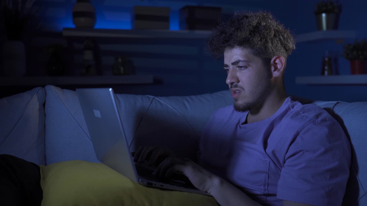 un joven abandonado y deprimido que sufre de separación.