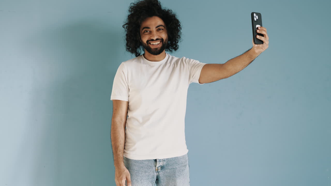 hombre tomando una selfie
