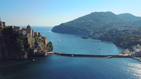 Imágenes-De-Drones-Del-Castillo-Aragonés-En-Ischia,-Italia