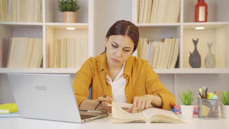 estudiante de educación a distancia.