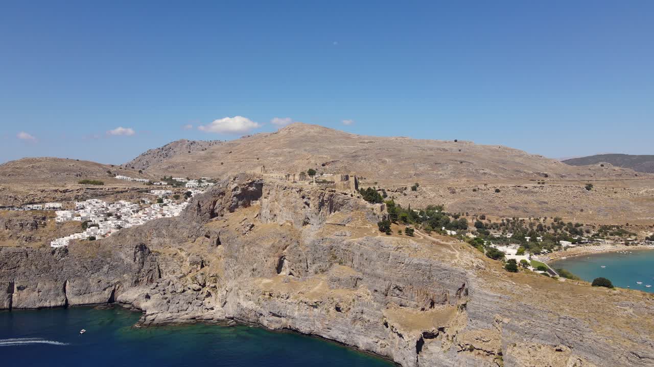 그리스 로데스 섬에 있는 린도스 아크로폴리스의 회전하는 드론 사진