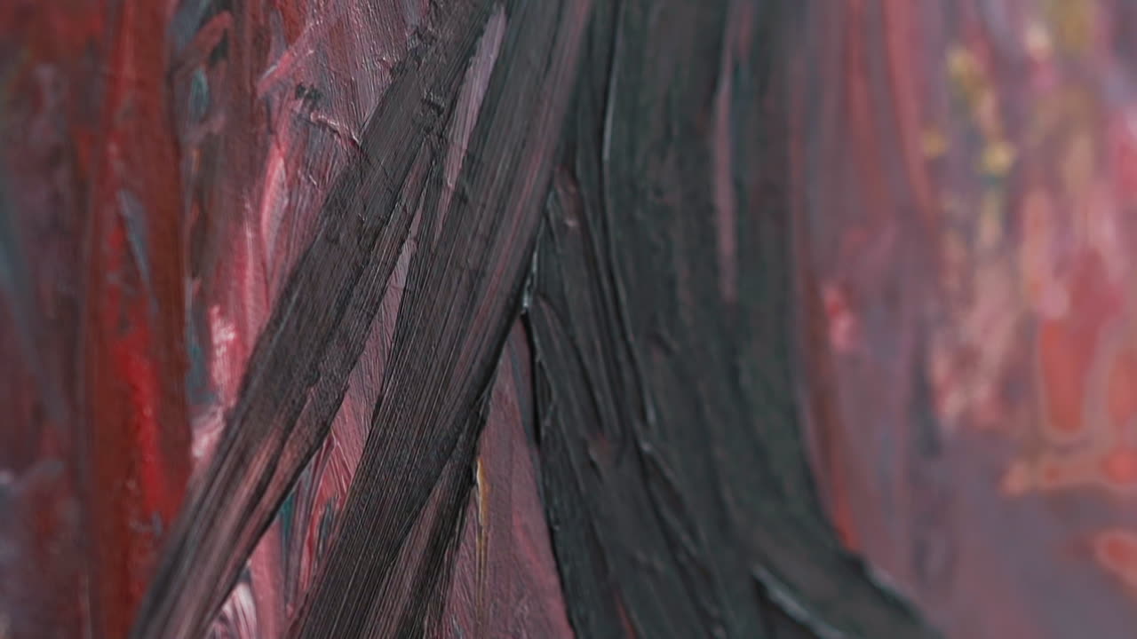 рисование черных мазков на холсте, закрепленных на станке на уроке искусства