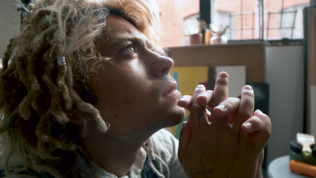 그림 앞에 앉아 있는 예술가