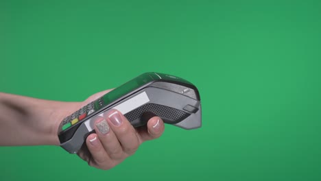 cerca de la mujer sostiene en la mano terminal de pago bancario moderno inalámbrico para procesar adquirir créditos pagos telefónicos en pantalla verde. copiar espacio simulacro de publicidad, hombre pagar