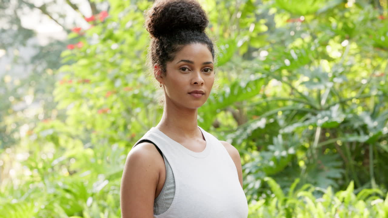 beleza, natureza e visão, uma mulher negra num parque