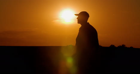 Landwirt-Mit-Digitalem-Tablet-Auf-Dem-Bauernhof-Gegen-Sonnenuntergang-3