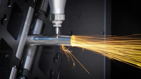 corte con láser y gas de metal, tecnología industrial moderna.