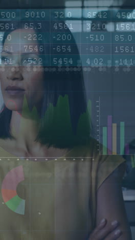 animación del procesamiento de datos financieros sobre una mujer de negocios biracial