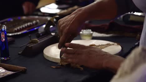 mano rodando un cigarro en el evento