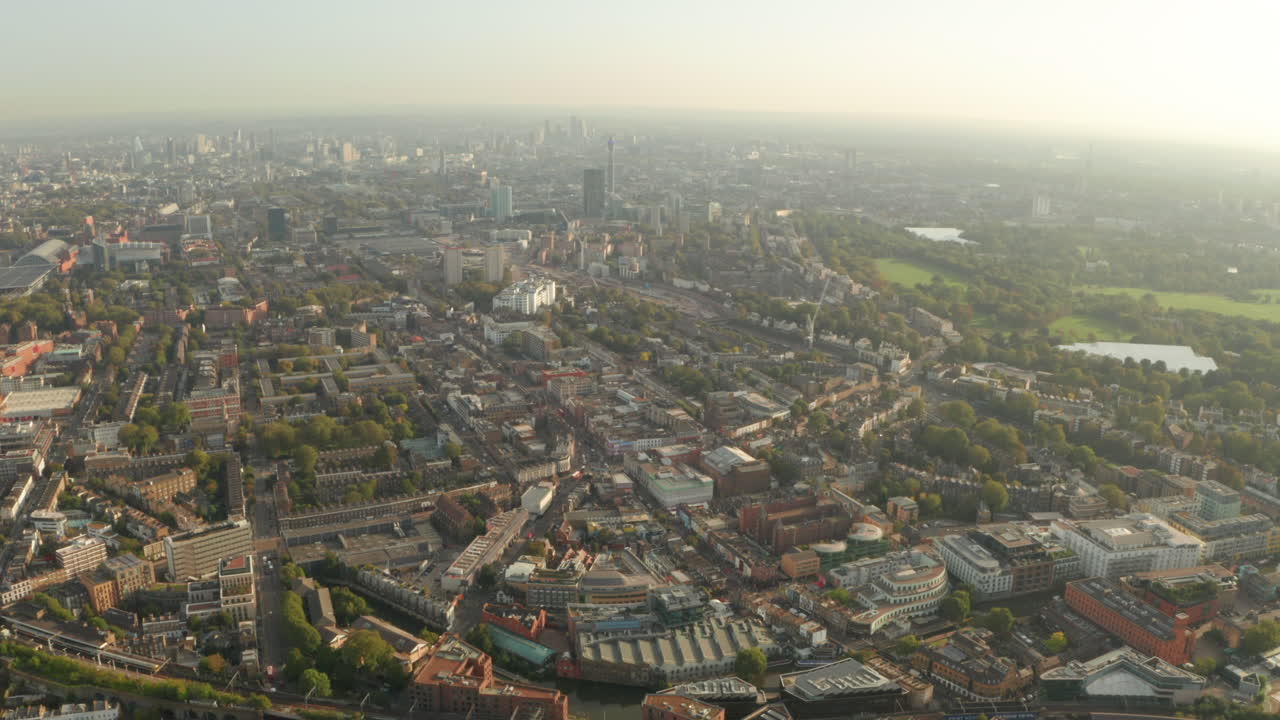 덴을 둘러싸고 런던 중심부를 배경으로 한 공중 촬영