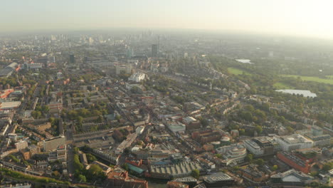 tomada aérea en círculo sobre camden con el centro de londres en el fondo