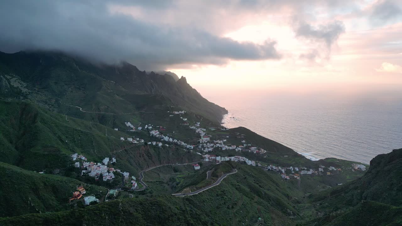 hermosa vista aérea de una hermosa puesta de sol entre las montañas y los pueblos del norte de tenerife