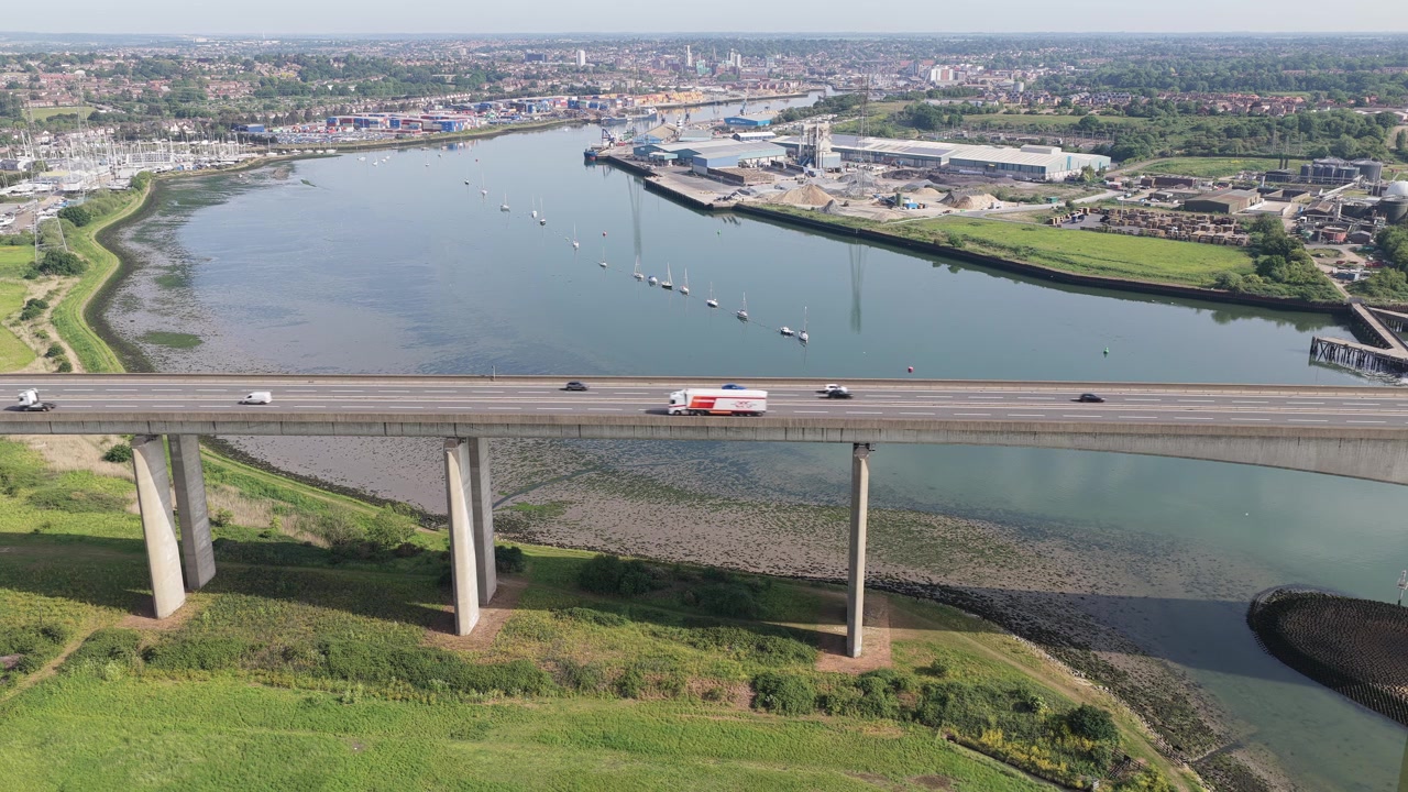 Statisk dronebillede af motorvejstrafik på Orwell Bridge med landskabsbaggrund i Ipswich, Suffolk