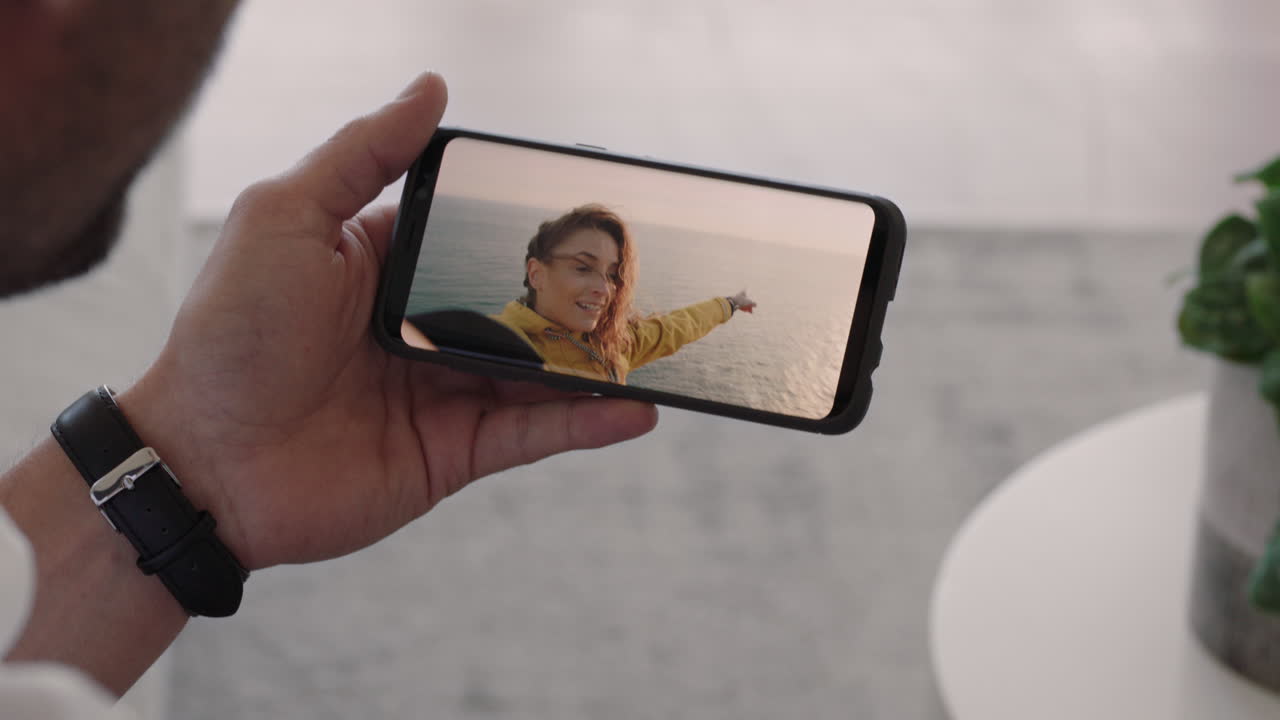 hombre joven chateando en video con su novia en el teléfono inteligente saludando con la mano mujer joven compartiendo vacaciones viaje pareja teniendo una relación a larga distancia