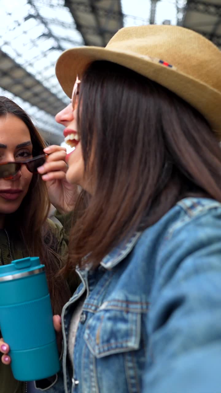 Amici che chiacchierano prendendo un caffè