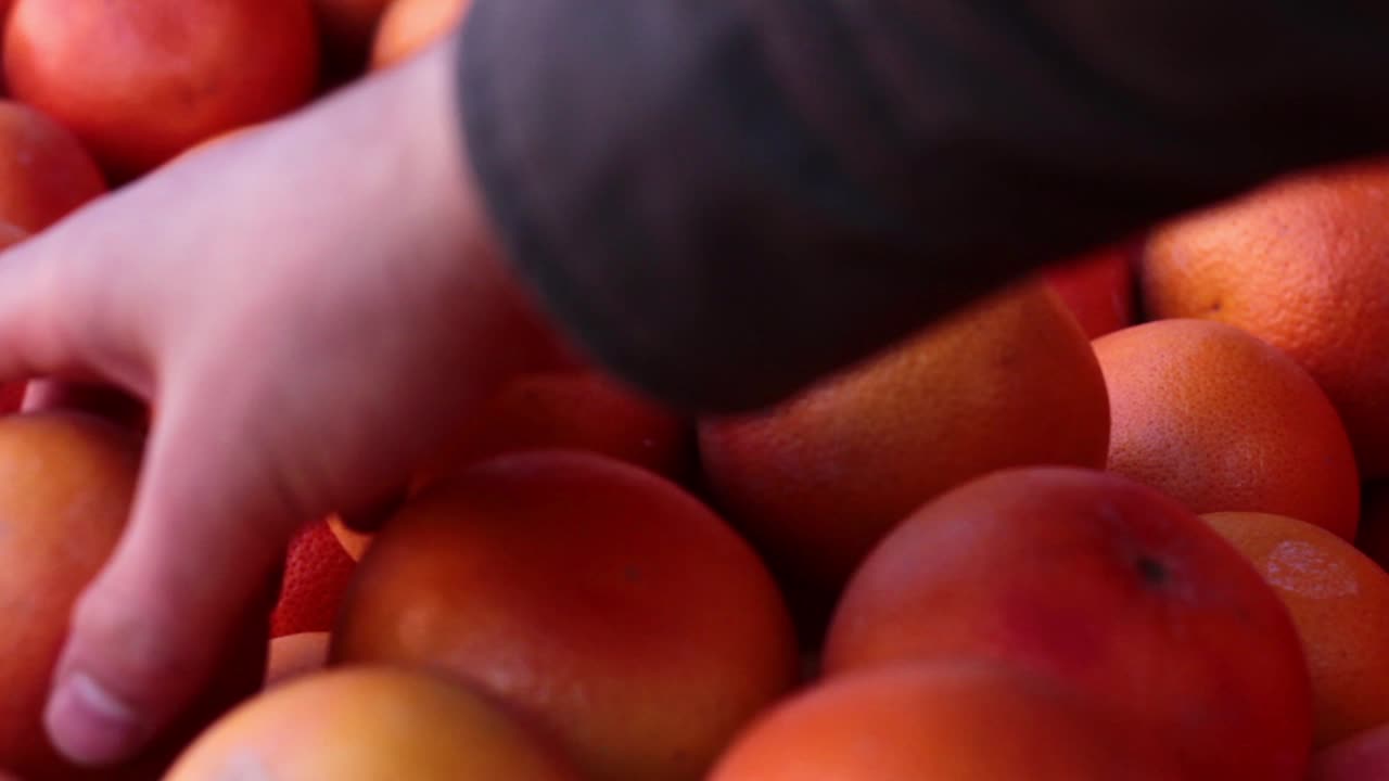 hombre comprando verduras y frutas en la verdulería 11