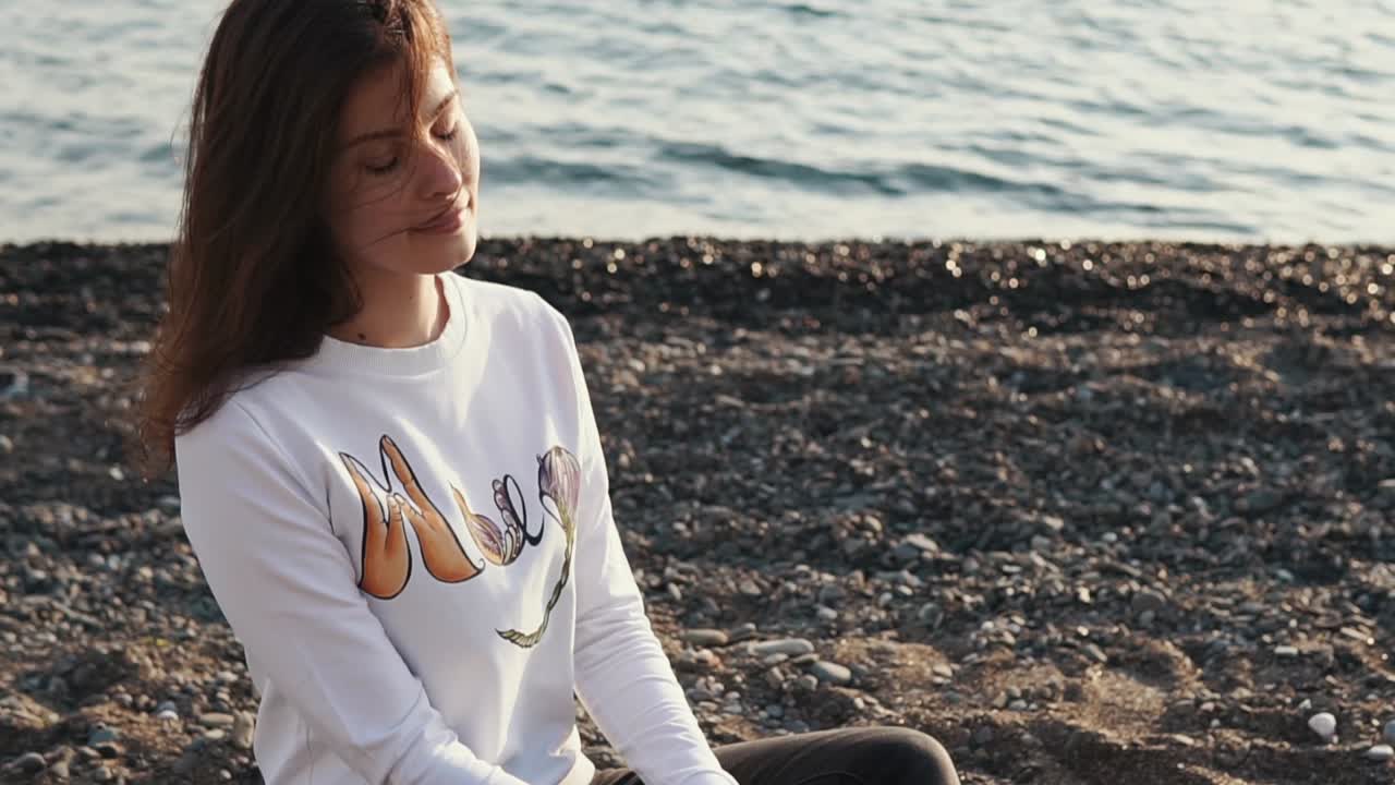 해가 지는 해변에 있는 여자