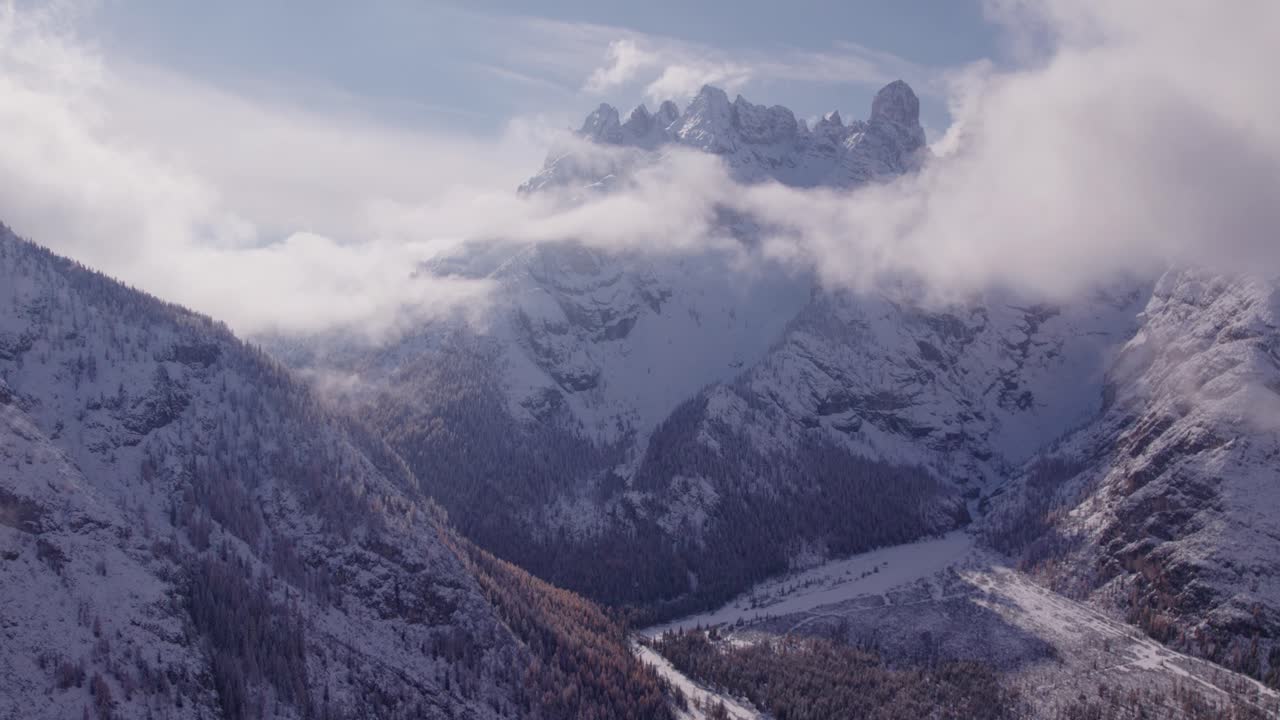 Cime delle Dolomiti che dominano una valle serena e un lago placido, Dobbiaco, Italia
