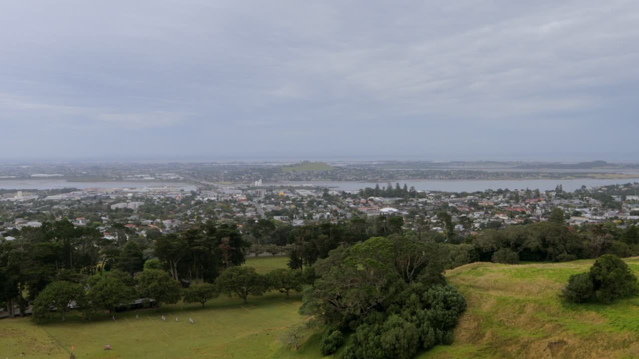 오클랜드 시의 파노라마, 뉴질랜드 녹색 도시 지역, 한 나무 언덕 꼭대기, 코른월 공원