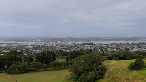 Panoramic-of-Auckland-city,-New-Zealand-green-urban-area,-top-of-One-Tree-Hill,-Cornwall-Park