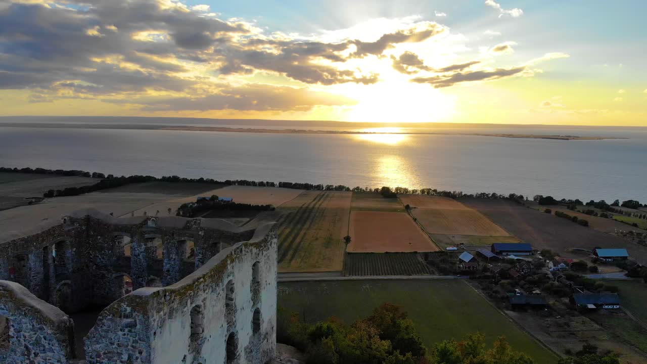 imágenes de drones sobre el castillo de brahehus en suecia
