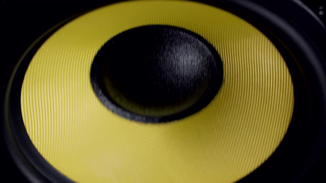 cerrar en el subwoofer en movimiento. parte del altavoz. colores negro y amarillo. video uhd