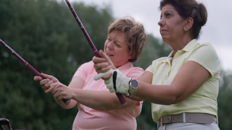 women practicing golf