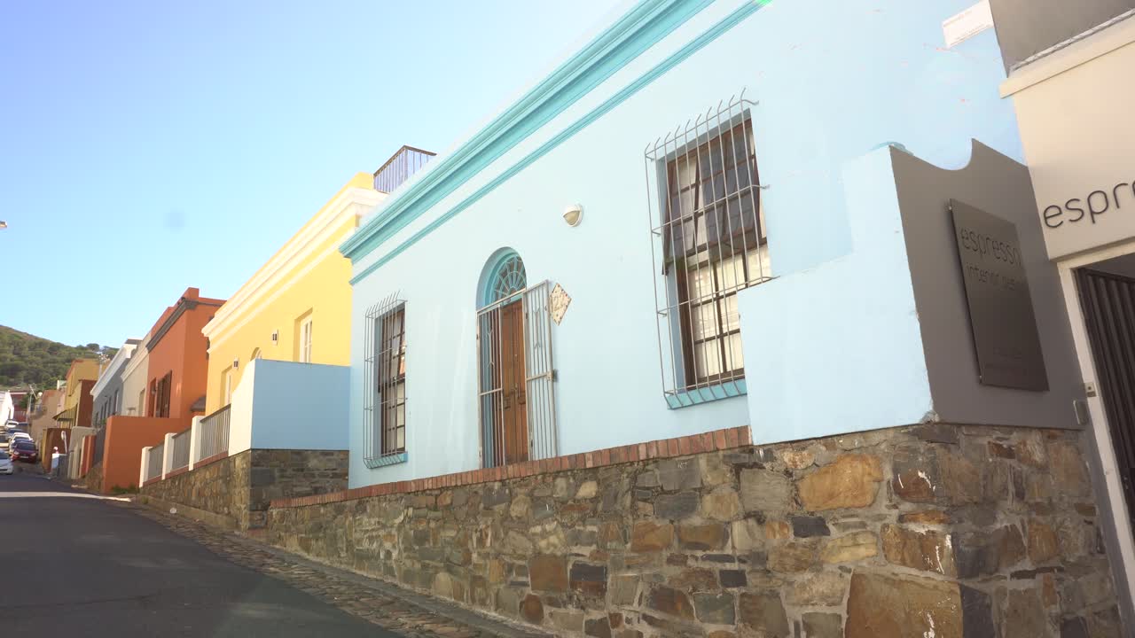 toma de contre jour del famoso y hermoso distrito de bo kaap en ciudad del cabo, sudáfrica