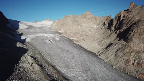 toma panorámica de un glaciar y picos rocosos en los alpes suizos