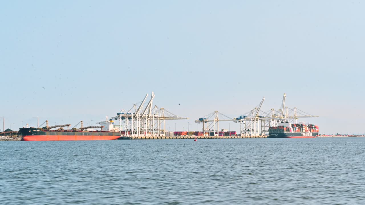 tsawwassen의 대량 컨테이너 선박의 정박 프로세스를 간소화