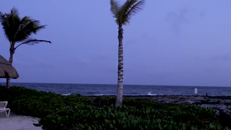 la orilla rocosa de una playa en mexico