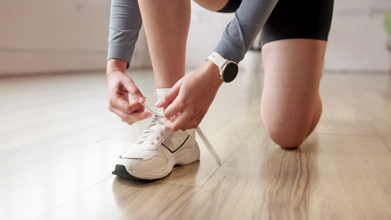 Donna che si allaccia le scarpe prima dell'allenamento