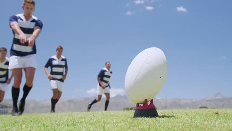 jugadores de rugby jugando en el campo