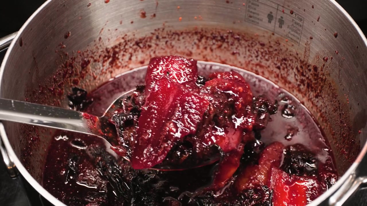 Riprese ravvicinate di cucina che mostrano ingredienti cotti per chamoy in pentola durante una ricetta casalinga di salsa chamoy preparata da zero