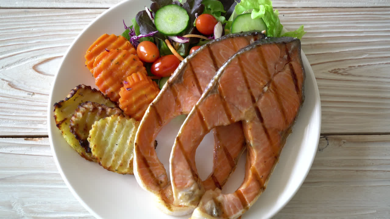 Filete de salmón a la plancha con verduras