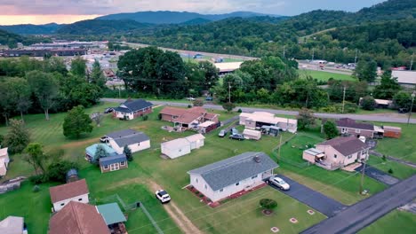 aerial-over-homes-and-mobile-homes-in-east-tennessee,-elizabethton-tennessee