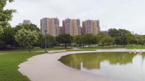 Ein-Blick-Auf-Schöne-Türme-Von-Einem-Park-In-Valencia,-Spanien