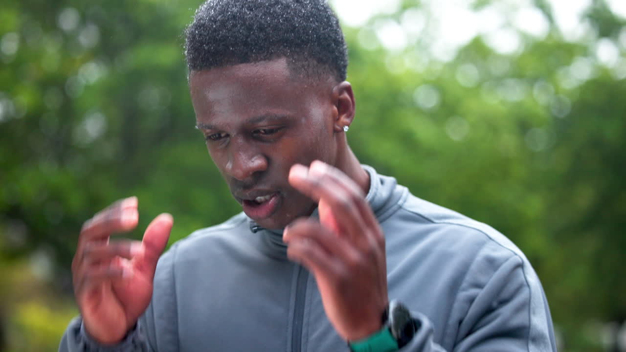 hombre con dolor de cabeza inducido por el ejercicio