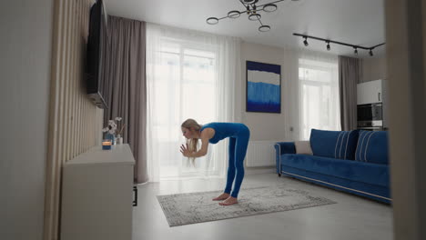 mujer en ropa deportiva haciendo ejercicio quemando grasas calorías entrenamiento de fuerza practicando esfuerzo fitness doméstico mujeres aeróbicos deporte en forma en casa