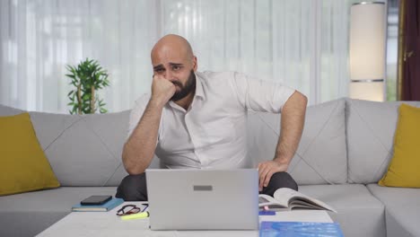 Hombre-Trabajador-De-Oficina-En-Casa-En-Quiebra,-Con-Pérdidas.