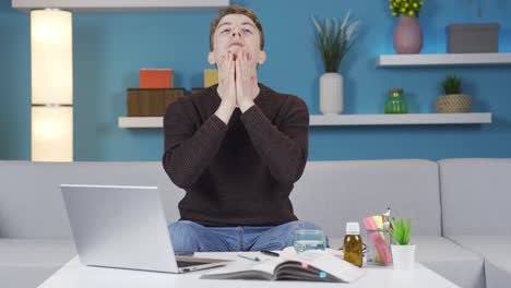 Estudiante-Tragando-Pastillas.-Estudiante-Enfermo.