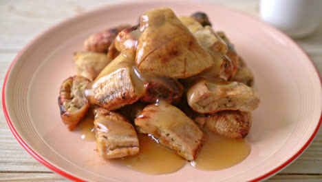 plátanos a la parrilla con salsa de caramelo de coco en el plato