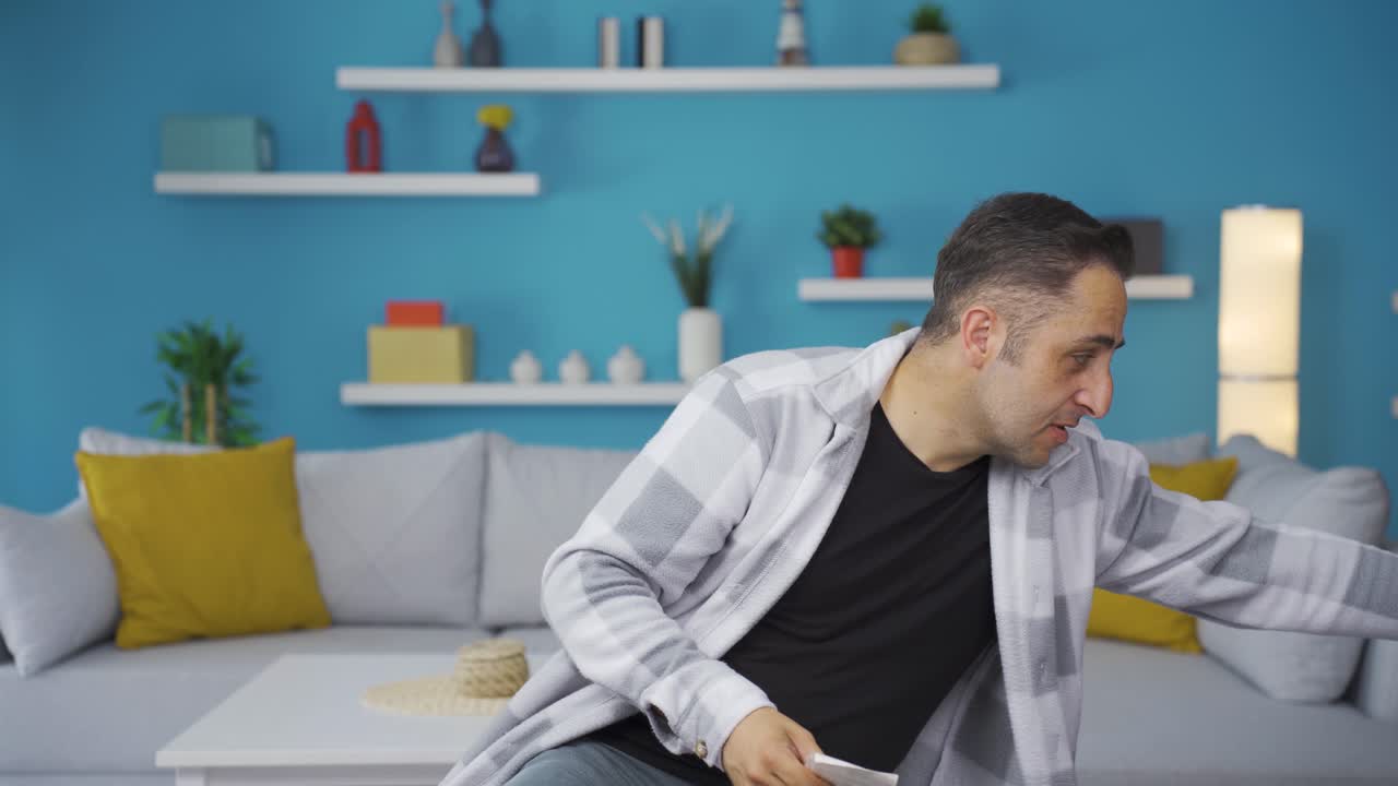 hombre enojado con un pico alto.