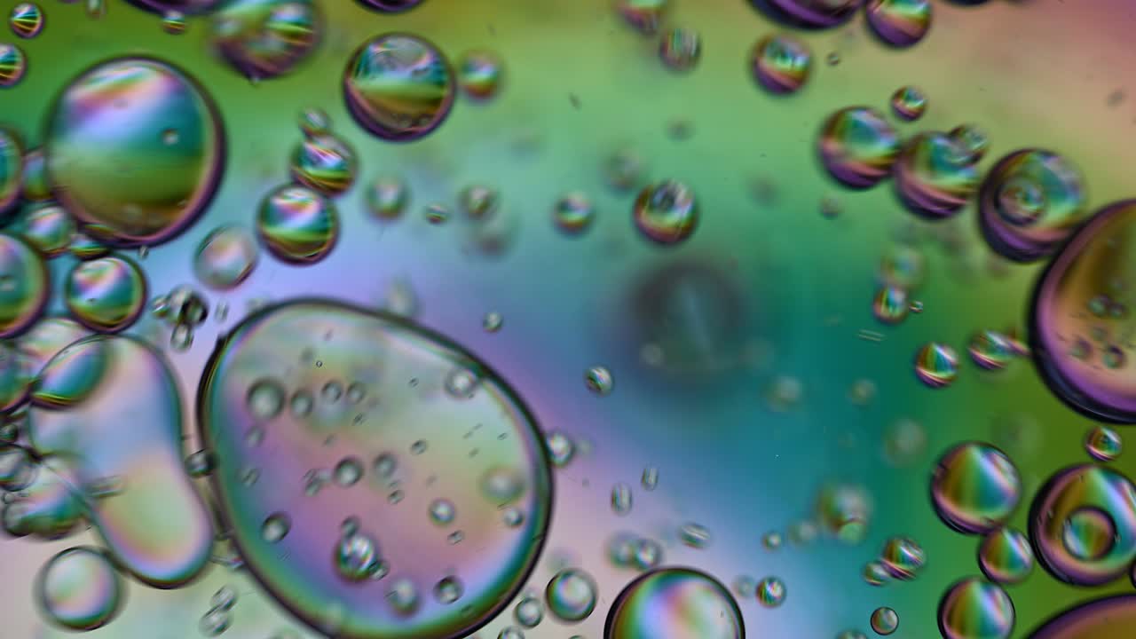 추상적인 다채로운 음식 기름 방울 거품과 구가 흐르고