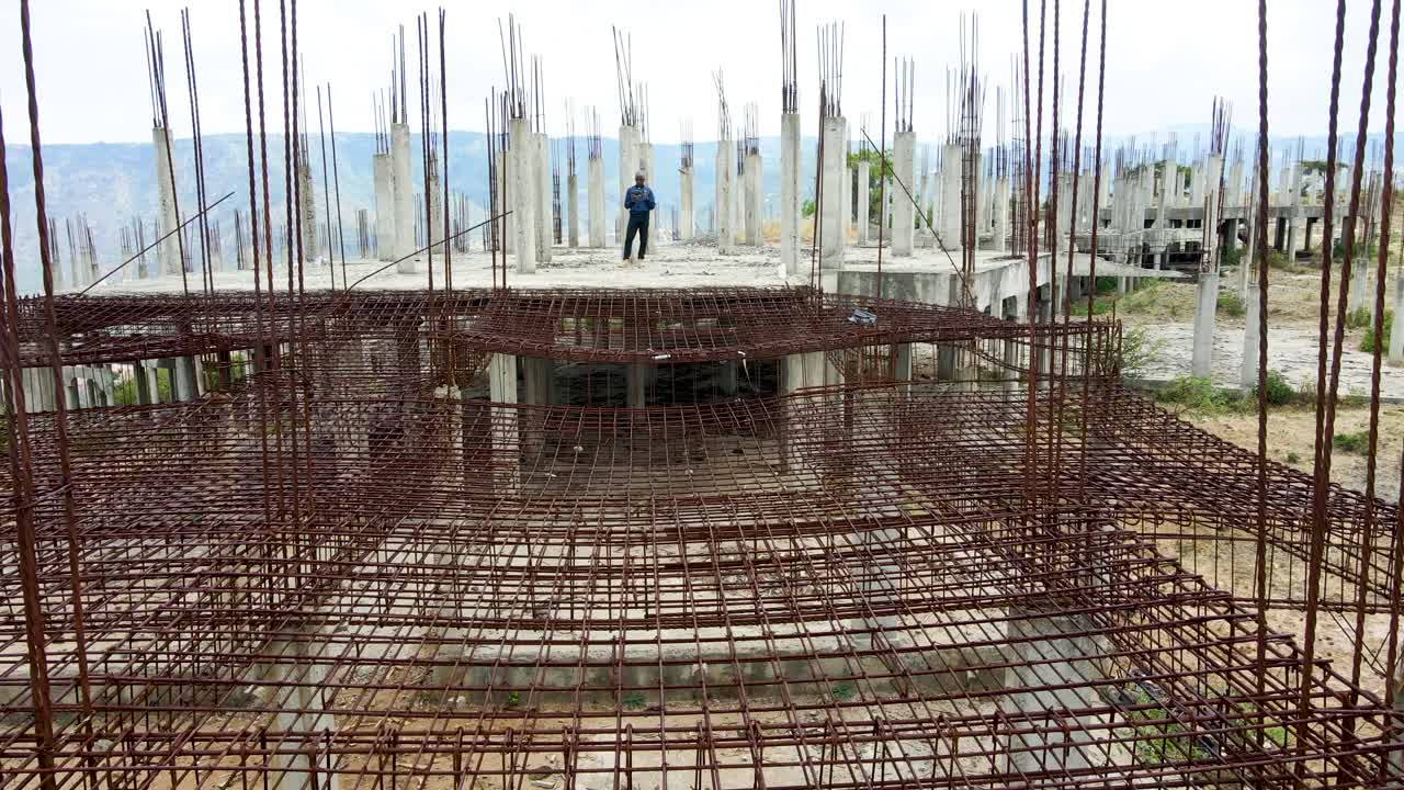 ingeniero africano inspector vigilancia operativo drone piloto