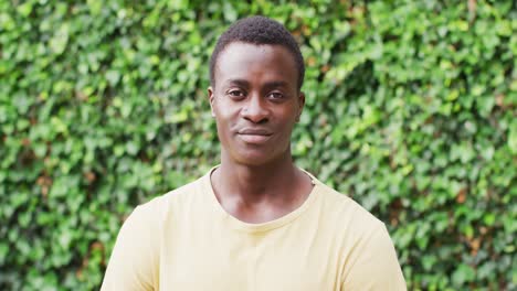 animation d'un homme afro-américain regardant la caméra et souriant