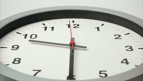 el reloj de pared gris de primer plano muestra el transcurso del tiempo.
