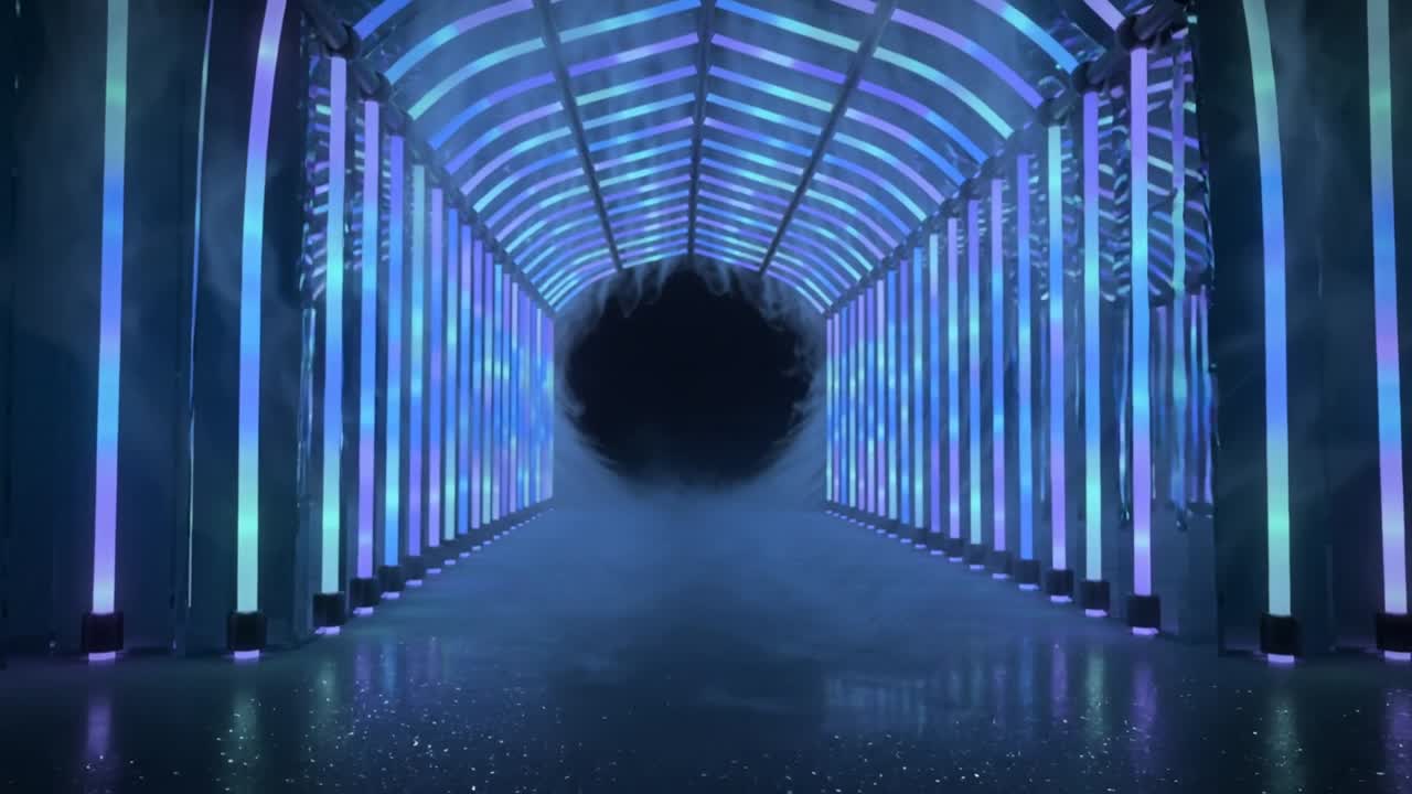 左側の入口から暗いポータルが出現し、LEDの柱が並ぶアーチ型の通路を漂いながら霧を引きずっている。