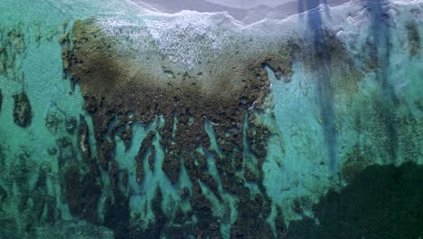 una toma aérea de las hermosas rocas en north cottesloe beach, perth, australia occidental