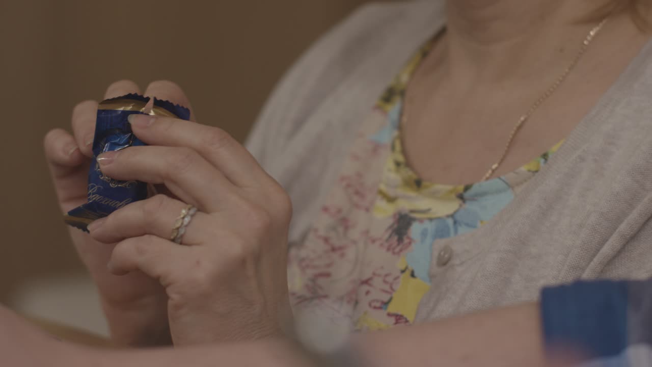 선물을 풀고 있는 여자